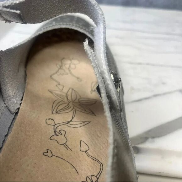 Women's Metallic Silver Mary Jane Shoes - Picture 9 of 9